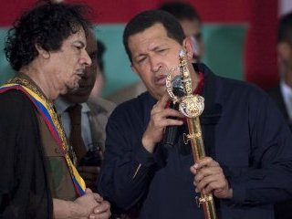 Президент Венесуэлы Уго Чавес вручил ливийскому лидеру Муамару Каддафи высшую награду этой страны орден "Освободителя" и преподнес ему в подарок копию шпаги Боливара, инкрустированную тремя тысячами драгоценных камней