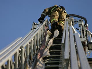 Во вторник во Владивостоке пожарные спасли из горящего жилого дома шесть человек, которых эвакуировали по автолестницам, еще 38 выведены по лестничным маршам