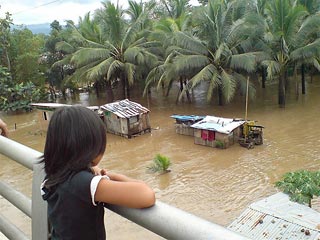 Филиппинцев, оставшихся без крова из-за наводнения, разместят в президентском дворце