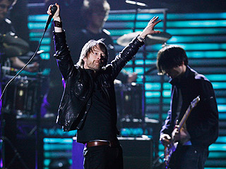 Фронтмен культовой британской группы Radiohead Том Йорк решил собрать еще один коллектив, куда уже пригласил музыкантов из Red Hot Chili Peppers и REM