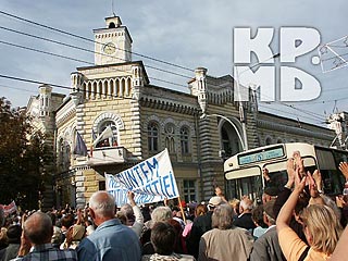 В Кишиневе пенсионеры перекрыли дороги, протестуя против повышения тарифов на воду и проезд