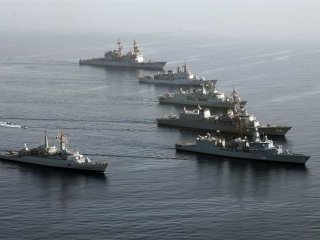 Боевые корабли международной коалиции предотвратили захват двух торговых судов у берегов Сомали