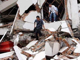 В четверг утром на острове Суматра в Индонезии произошло второе за сутки мощное землетрясение. Всего в результате подземных толчков могли погибнуть тысячи человек
