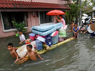 Жертвами мощного тайфуна "Кетсана", который пронесся над странами Юго-Восточной Азии, стали более 360 человек