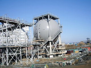 В настоящее время в России только один завод по сжижению природного газа (СПГ) - на Сахалине (в рамках проекта "Сахалин-2")