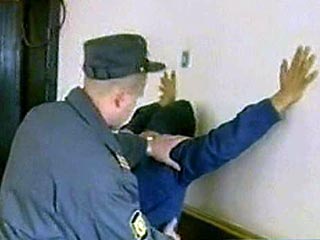 Милиционеры Архангельской области задержали мужчину, который подозревается в изнасиловании своих приемных детей. Педофил совершал надругательства, пока его супруга отсутствовала