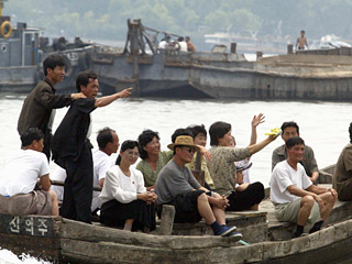 Группа из 11 человек сумела бежать из Северной Кореи в Южную морем на деревянной лодке