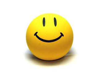 Мир отмечает Международный день улыбки, предложенный американским художником Харви Боллом, изобретателем забавной солнечной рожицы, известной как "смайлик"