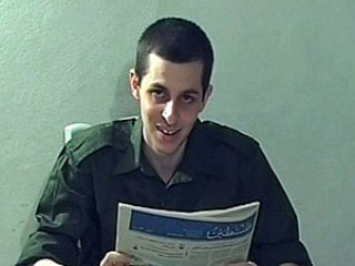 В Израиле показана только что полученная запись с Гиладом Шалитом: он выглядит здоровым, но изможденным