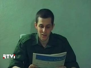 Вчера основные израильские телеканалы продемонстрировали запись, доказывающую, что Гилад Шалит, длительное время находящийся в плену у палестинских террористов, жив и здоров