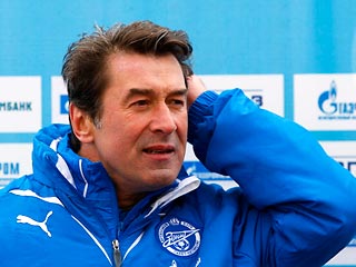 Руководство питерского футбольного клуба "Зенита" назначило на пост главного тренера команда Анатолия Давыдова