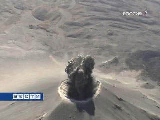 Раскаленными бомбами стреляет в небо кратер камчатского вулкана Ключевского, на котором идет активное извержение
