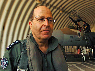 Израильский министр Моше Яалон, бывший начальник генерального штаба Армии обороны страны, отменил поездку в Великобританию, опасаясь ареста по обвинению в совершении "военных преступлений"