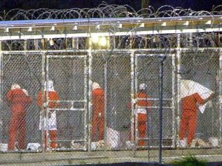 Администрации США будет трудно выполнить объявленную президентом Бараком Обамой задачу закрыть военную тюрьму в Гуантанамо к 22 января 2010 года. Это признал министр юстиции США