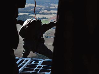 Военнослужащие из отряда K3 отрабатывают парашютную высадку, 17 сентября 2009 года