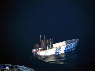 Минувшей ночью сомалийские пираты по ошибке атаковали французский военный корабль La Somme. Несколько морских разбойников были взяты в плен