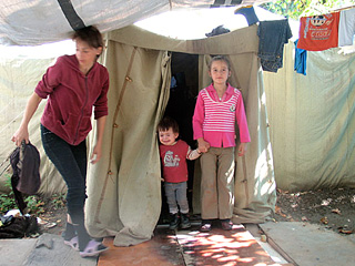 В Цхинвали есть семьи, которые после войны августа прошлого года продолжают жить в палатках