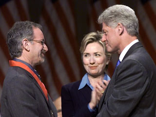 В 1999 году Билл Клинтон наградил Стивена Спилберга Национальной медалью за гуманитарные заслуги