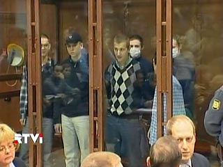 Коллегия присяжных Мосгорсуда в среду вечером оправдала четырех москвичей, обвинявшихся в разжигании национальной ненависти и вражды, однако признала их виновными в совершении убийств и покушениях на убийства