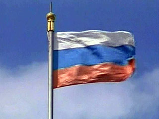В Архангельске поймали хулигана, который украл с одного из зданий три государственных флага России и пять флагов одной из партий