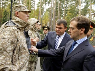 Президент России Дмитрий Медведев лично осмотрел новую форму российского производства, которую будут носить все подразделения Коллективных сил оперативного реагирования (КСОР) ОДКБ