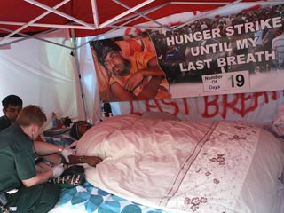 Тамил, который минувшей весной устроил голодовку возле здания британского парламента из-за боевых действий на родной Шри-Ланке, тайком питался гамбургерами из "Макдоналдса"