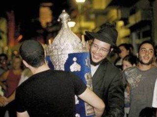 В субботу вечером иудеи  начнут отмечать праздник Сихмат-Тора ("радость Торы")  
