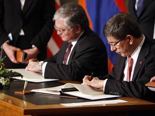 Турция и Армения, положив конец почти вековой вражде, подписали в субботу в Цюрихе документы о нормализации двусторонних отношений