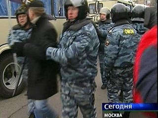 Московские оппозиционеры попытались провести акцию на Пушкинской площади столицы, протестуя против итогов выборов в Мосгордуму, куда прошли всего две партии
