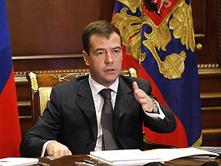 Медведев предложил урезать иммунитет депутатов