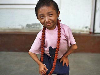 Хагендра Тапа Магар, самый маленький человек на Земле, отпраздновал свое 18-летие. Это событие он отпраздновал с семьей и друзьями в непальской деревушке в Гималаях