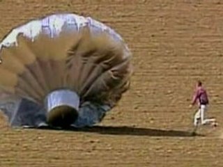 Поднявшийся в воздух по случайности воздушный шар, на борту которого оказался шестилетний мальчик, упал на поле в штате Колорадо после примерно двух часов полета. Ребенка в гондоле не оказалось