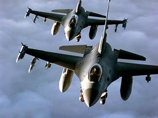 Американский военные летчик пропал без вести после столкновения двух истребителей F-16 в небе над Атлантикой