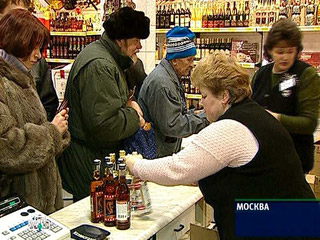 Настроение российских потребителей стало улучшаться, хотя 80% жителей страны экономят на покупке повседневных товаров, не жалея средств на водку