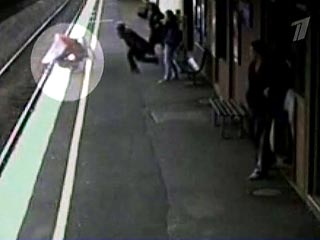 В Австралии грудной ребенок выжил после падения под движущийся поезд