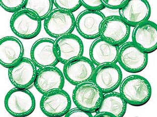 Зеленые занялись сексом: продаются презервативы для вегетарианцев и плетки из велосипедных камер