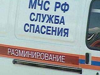 Сотрудники оперативных служб обследуют здания Московского почтамта на Комсомольской площади, где обнаружен предмет, напоминающий взрывное устройство, персонал учреждения эвакуирован