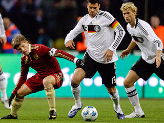 Футболист сборной России и лондонского "Арсенала" Андрей Аршавин включен в список претендентов на "Золотой мяч" по итогам 2009 года