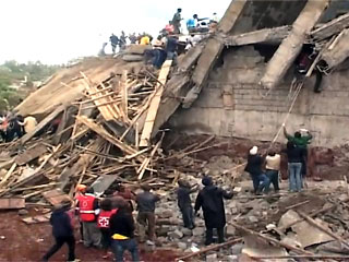 На окраине столицы Кении Найроби во вторник в результате обрушения недостроенного пятиэтажного дома два человека погибли, десятки оказались под завалами