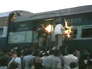На севере Индии около города Матхура рано утром в среду столкнулись два пассажирских поезда