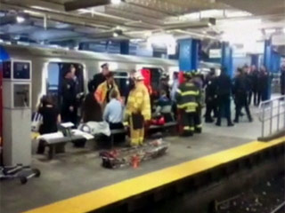 Как минимум десять человек получили ранения в среду утром в Нью-Йорке, когда скоростной поезд врезался в заграждение безопасности на одной из подземных станций в центре мегаполиса