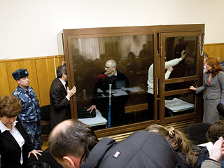 Бывший глава НК "ЮКОС" Михаил Ходорковский не собирается подавать прошение о помиловании и полагает, что по закону его вскоре должны освободить
