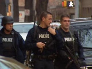 Сотрудники полиции Эдмонтона ведут переговоры с вооруженным преступником, захватившим в заложники несколько человек в одном из офисных зданий в центре города