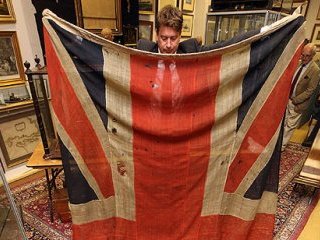 Единственный сохранившийся флаг Трафальгарской битвы продан на аукционе за 320 тыс. фунтов стерлингов. Это более чем в 20 раз превысило первоначальную стоимость лота
