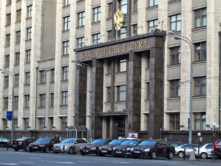 Водители, обслуживающие депутатов Госдумы, несмотря на угрозы провести забастовку в связи с сокращением им зарплаты втрое, в четверг вышли на работу в обычном порядке