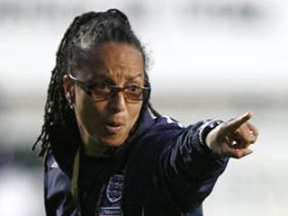 Впервые в истории футбола главным тренером мужского клуба может стать женщина. Наставника женской сборной Англии Хоуп Пауэлл приглашают в клуб четвертого английского дивизиона "Гримсби Таун"