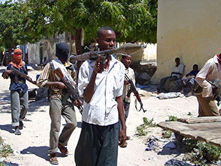 По меньшей мере 20 человек погибли, еще 60 получили ранения различной степени тяжести в результате боя с использованием артиллерийских орудий, завязавшего между сомалийскими боевиками и правительственными войсками при поддержке контингента Африканского со