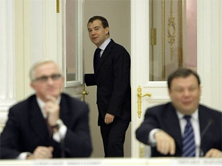 Президент Дмитрий Медведев собрал в Кремле 30 российских олигархов, настоятельно призвав их к диверсификации сырьевой экономики