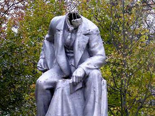 У железобетонной скульптуры Владимира Ленина, установленного в Красносельском парке Санкт-Петербурга, исчезла голова