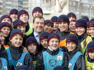 Президент РФ Дмитрий Медведев прибыл в пятницу в Казань, где дал старт Всероссийскому форуму "Россия - спортивная держава"